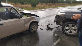 На трассе под Рязанью внедорожник врезался в "семерку", есть пострадавшая