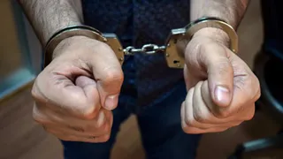 В продуктовом магазине Брянска на пенсионера напал грабитель