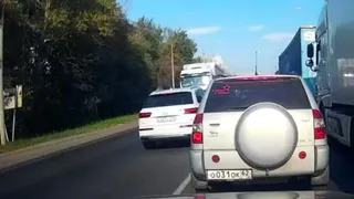 В Рязани случилось ДТП с фурой и легковушками, объезжающими пробку по встречке