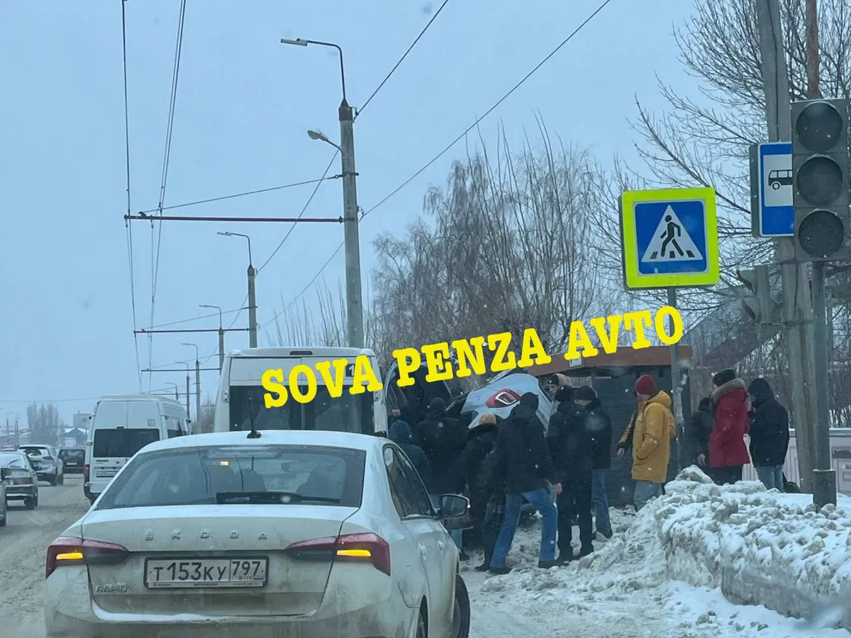 В Пензе на улице Чаадаева легковой автомобиль опрокинулся возле остановки