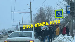 В Пензе на улице Чаадаева легковой автомобиль опрокинулся возле остановки