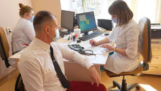 Подает пример: начальник территориального отдела Управления Роспотребнадзора сделал вакцину 