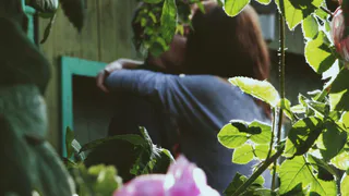 19-летний студент упал с крыши дома своей девушки