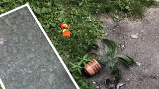 Все происходит одинаково: ребенок опирается на сетку, за которой - пустота