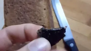 В рязанском хлебе нашли кусок металла