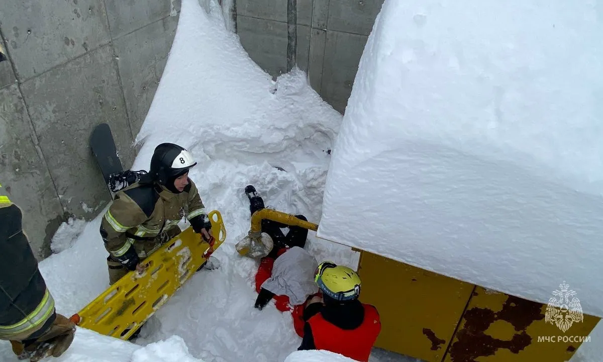 В Татарстане пожарные спасли упавшего с высоты сноубордиста