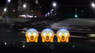 «Какой прискорбный инцидент»: водителя легковушки развернуло на гололедице