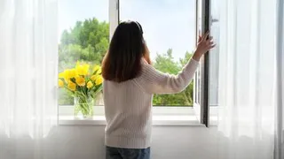 Названы случаи, когда нельзя смотреть в окно