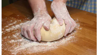 Как правильно замесить тесто, чтобы оно не прилипало к рукам и легко отмывалось от чаши - лайфхак