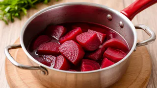 Перестала варить свеклу на салаты: знакомый повар научил готовить свеклу вкуснее и проще, как они у себя в ресторане делают