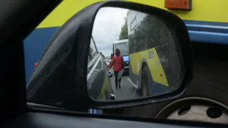 На улице Ленина девушка, с риском для жизни, бродила по проезжей части