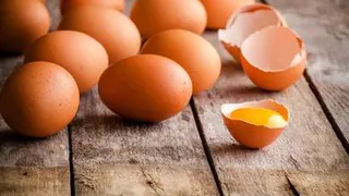 Перед варкой сделайте в яйце трещину