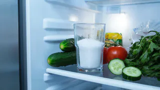 Стакан с солью в холодильник - и проблем больше нет: классный и простой лайфхак от неприятных запахов