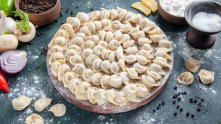 Не яйца и не масло: вот что нужно добавить в тесто для пельменей – такие никогда не разварятся и не порвутся при варке