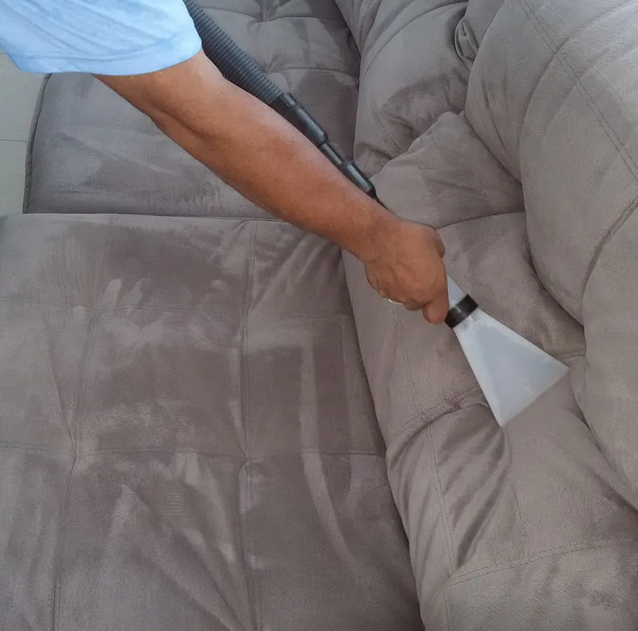 Вазелин: простой и эффективный способ ухода за мебелью