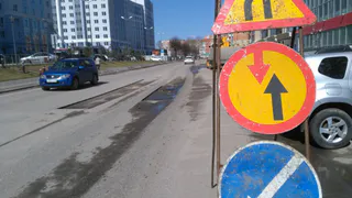 В Рязани начали ямочный ремонт дорог: на Чапаева сушат лужи воздуходувкой