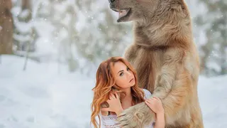 Певица Максим устроила фотосессию с беззубым мишкой