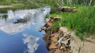 В Рязанской области размыв на берегах реки Пры проявил закопанные туристами горы мусора 