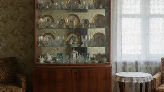 Зря выбрасывали: почему в СССР все гонялись за «стенками» и сервантами — 3 скрытых функции, о которых забыли