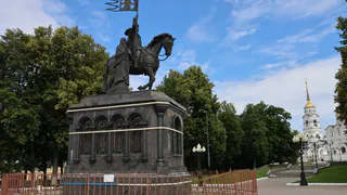 В областном центре началась реставрация памятника Князю Владимиру