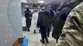 Перед 8 марта в Пензе в цветочных магазинах выстроились огромные очереди