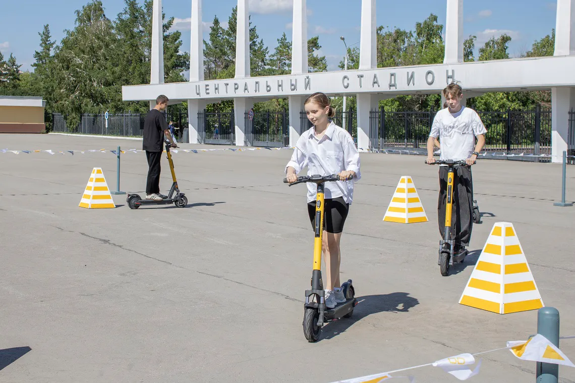 Магнитогорцы осваивают электросамокаты: первая Школа вождения совместно с сотрудниками ГИБДД проходит успешно
