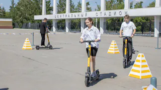 Магнитогорцы осваивают электросамокаты: первая Школа вождения совместно с сотрудниками ГИБДД проходит успешно