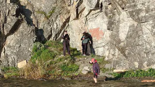 В Челябинской области спасли туриста, сорвавшегося с 30-метровой скалы и упавшего в озеро