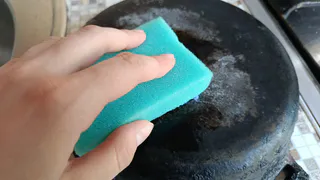 Сковорода сразу очистится от жира и нагара за секунды: поможет копеечное средство из аптеки