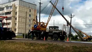 В посёлке Октябрьский Рязанской области из-за замены столбов отключили свет. Видео