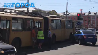 На Первомайском проспекте столкнулись троллейбус и легковушка: видео