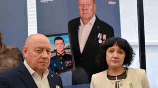 Родители участника СВО из Петушков побывали на открытии выставки «Отец Героя» в Госдуме