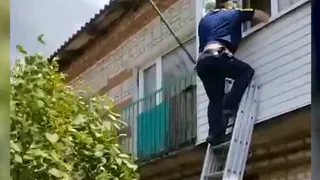 В Кольчугино инспектор ДПС эвакуировал двух малышей и их маму из задымленной квартиры