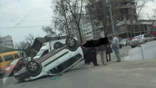 В серьезном ДТП у Бежицкого универмага перевернулась иномарка