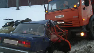 ДТП: "Жигули" столкнулись со снегоуборочной машиной