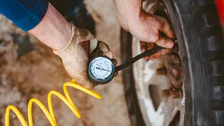 Ошибки при замере давления в шинах, которые допускает большинство водителей – и одна из них влияет на безопасность