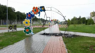 В Нижнекамске на «Сказочной поляне» сгорела арка