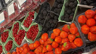 Эта ягода — самая вредная: а мы едим ее покупаем как деликатес, еще и детей заставляем есть