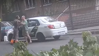 В Рязани подрались дорожный рабочий и выехавший на новый асфальт таксист