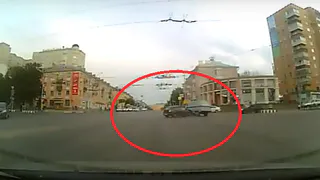 В центре Рязани "Рено" врезался в полицейскую "буханку" - видео