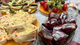 Новогодний стол до 2000 рублей: волшебное меню на 6 человек - порадует гостей и Огненную Лошадь 