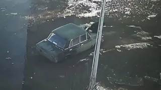 В рязанском Дядькове во дворе дома жители засняли утонувший в луже ВАЗ