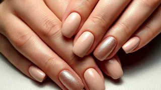 Нюдовый маникюр — скучно? Один штрих — и руки выглядят вдвое ухоженнее
