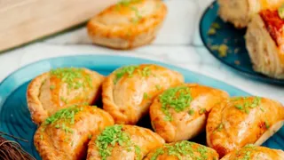 Мягкие внутри и хрустящие, когда кусаешь: готовим летние пирожки по этому рецепту