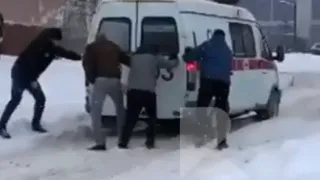 На улице Новосёлов машина скорой помощи застряла в снегу