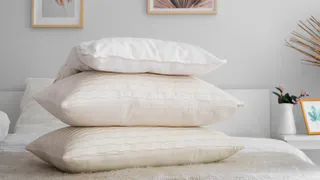 Даже старые подушки начнут пахнуть уютом: всего одна хитрость от пыли, пота и изношенности