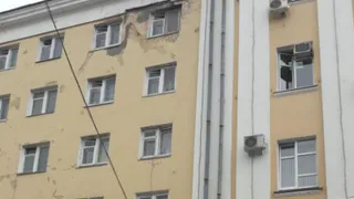 В Рязани у здания маневренного фонда на Соборной обрушилась штукатурка