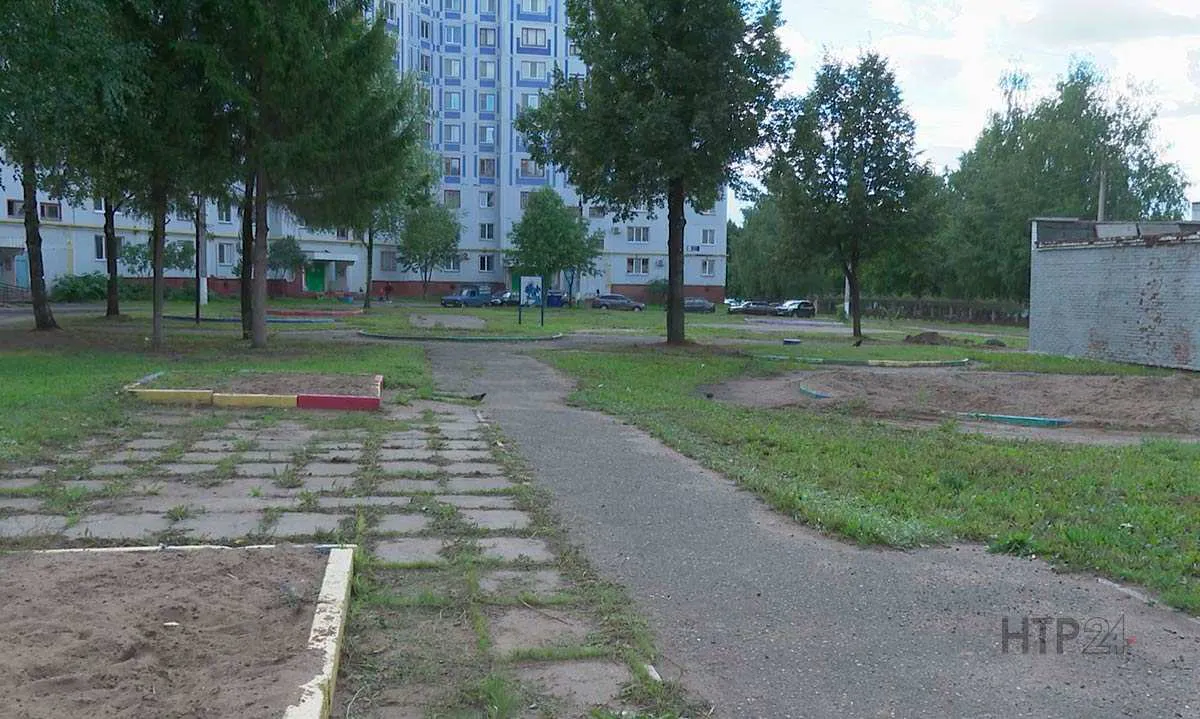 Мистика: в Нижнекамске исчезли детская площадка и скамейка