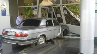 На момент ДТП: с водителем, сбивший мужчину на остановке и въехавший в здание СК "Чулпан", случилась эпилепсия