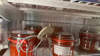 Всё хорошее и недорогое в Светофоре сметается: покупатели рассматривают икру лососевую за 93 руб - отличный вариант для праздничных закусок